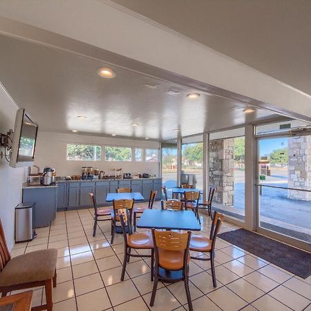 Americas Best Value Inn Uvalde Exterior foto