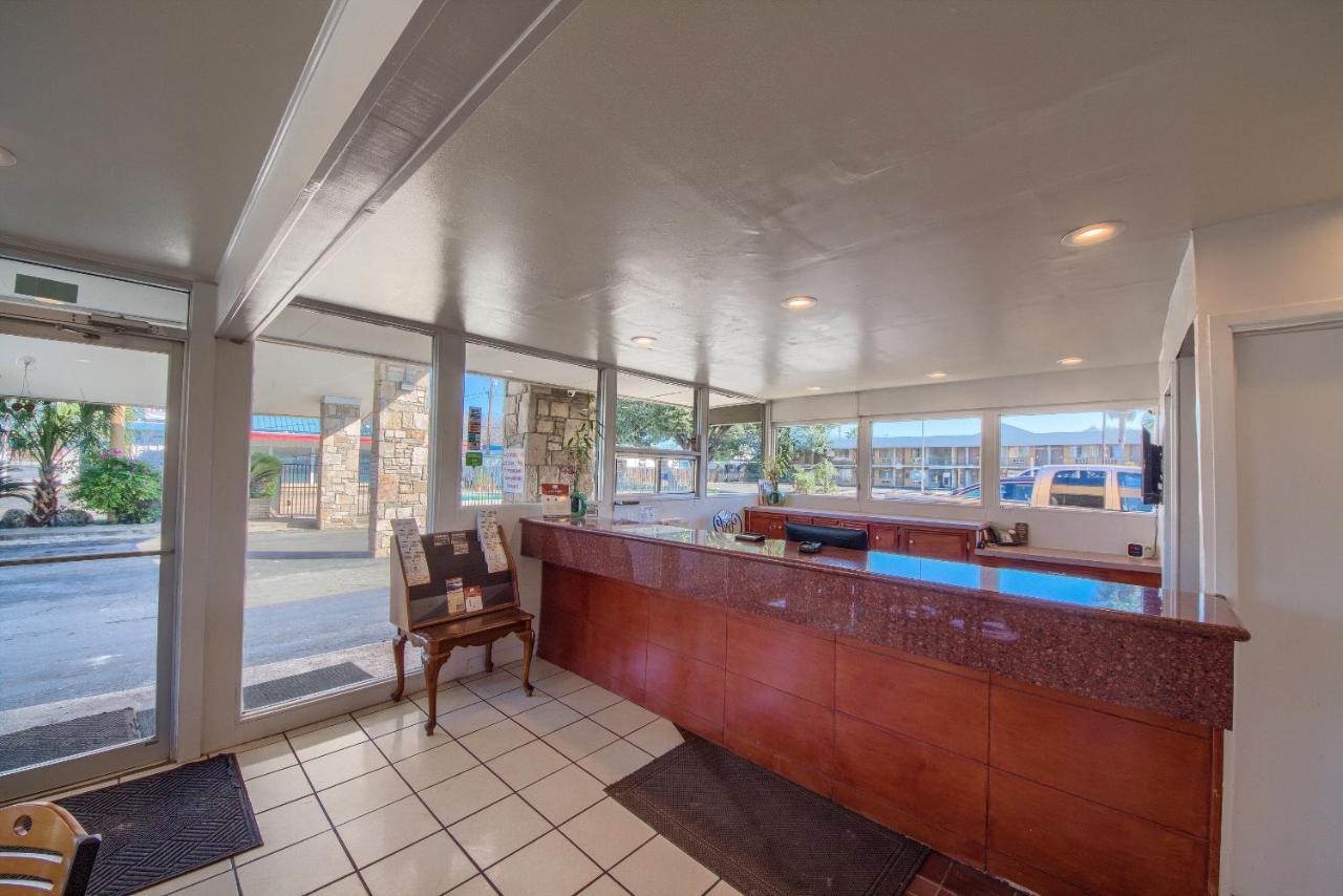 Americas Best Value Inn Uvalde Exterior foto