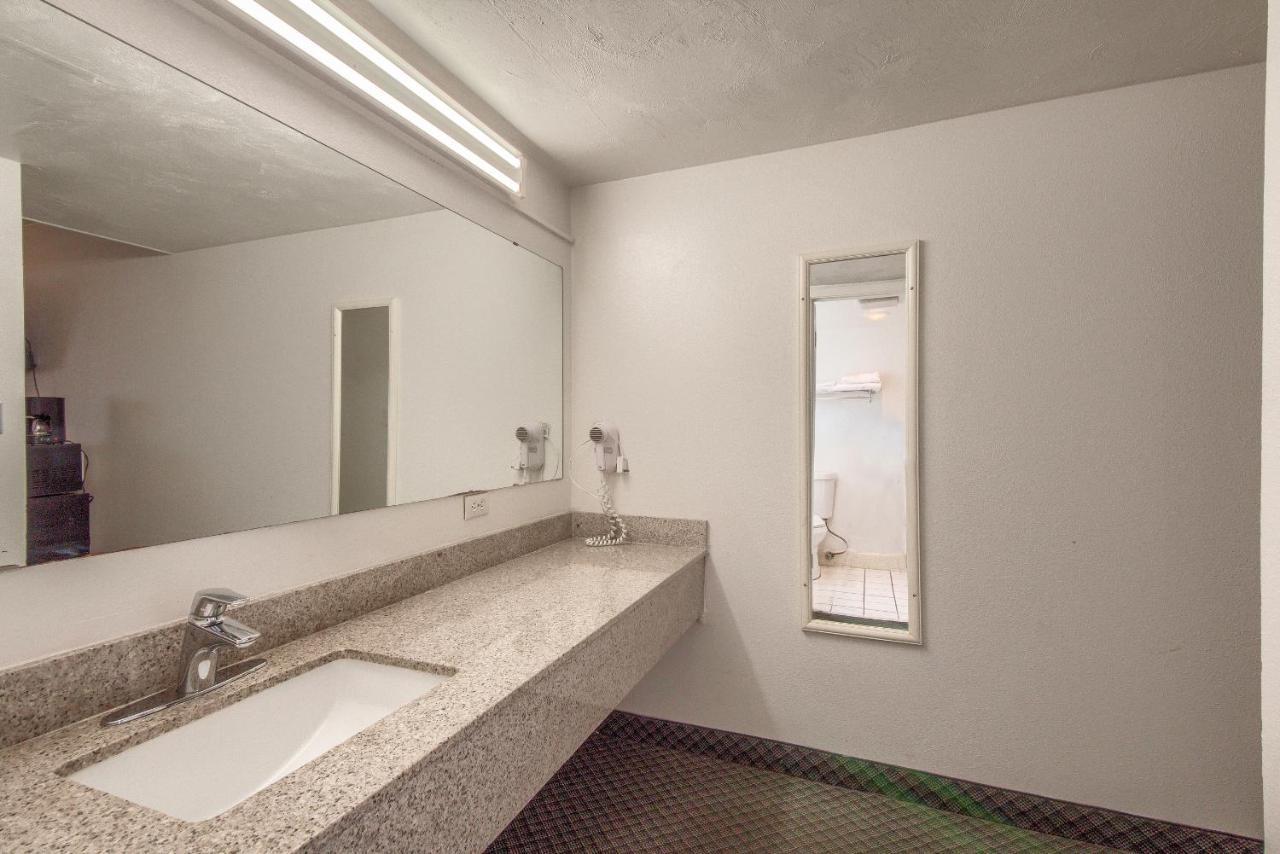 Americas Best Value Inn Uvalde Exterior foto